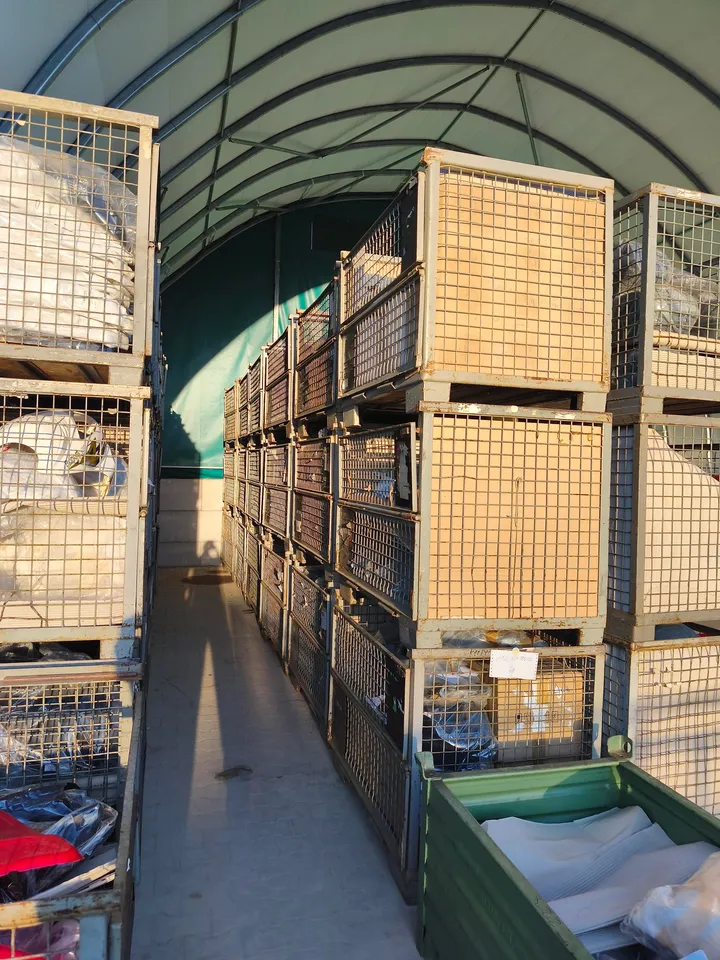 42x Gitterboxen mit Ersatzteilen